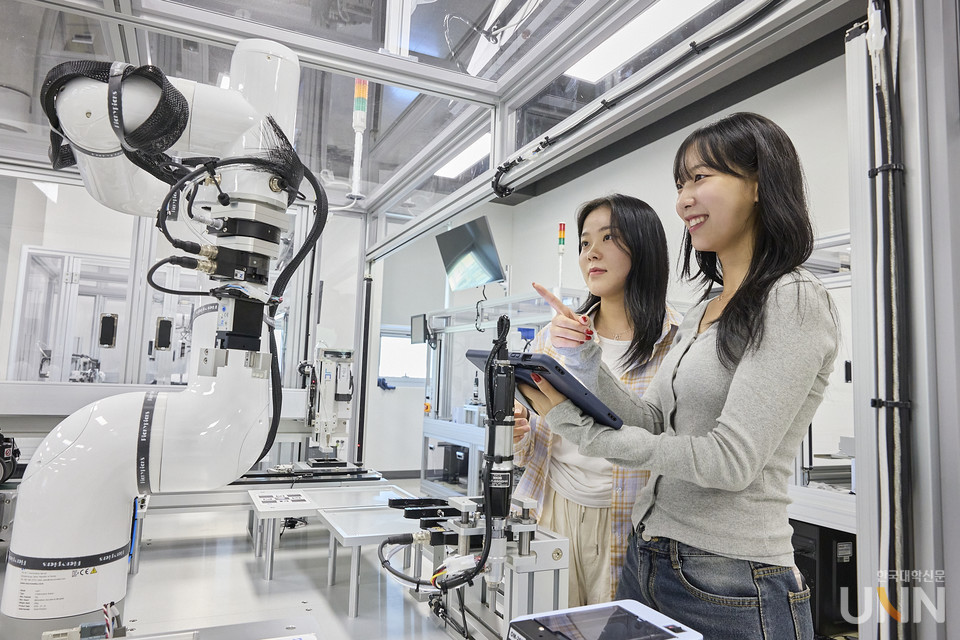 한기대 학생들이 다담미래학습관 유연생산시스템 LAB에서 실습을 하고 있는 모습. (사진=한기대)