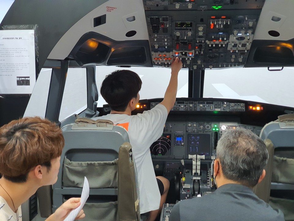 극동대 항공대학 재학생들이 실습 교육을 하고 있다. (사진=극동대)