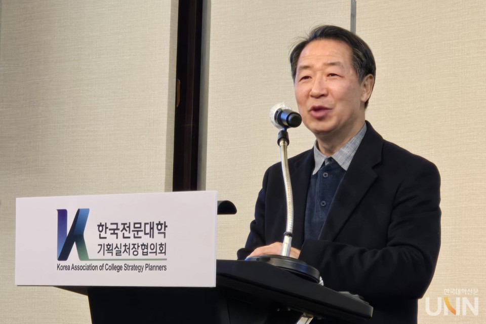 김병규 한국전문대학교육협의회 사무총장이 ‘2025년도 한국전문대학교육협의회 주요업무 추진방향과 과제’를 주제로 발표하고 있다. (사진=임연서 기자)