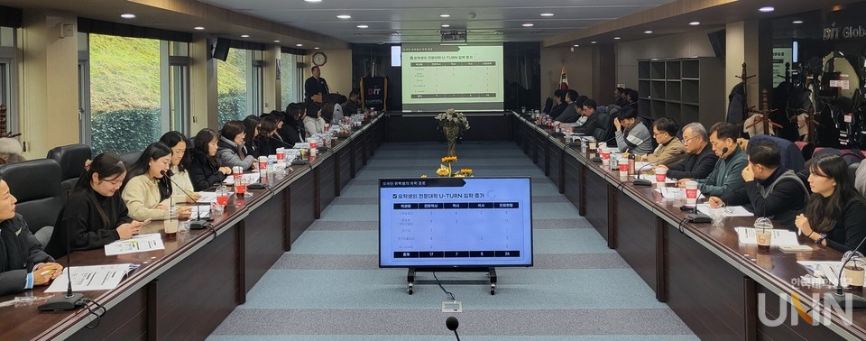 지난 12일 전문대교협 관계자들이 동의과학대 현황 발표 내용에 집중하고 있다. (사진=주지영 기자)