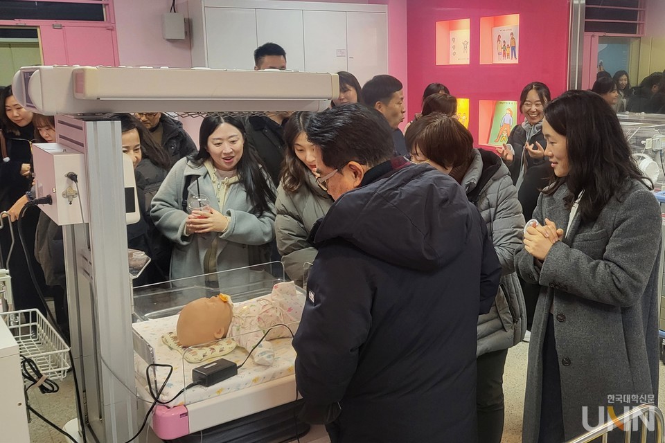 지난 12일 전문대교협 워크숍 참석자들이 교내 간호학과 시뮬레이션 통제실과 실습실을 방문한 모습. (사진=주지영 기자)