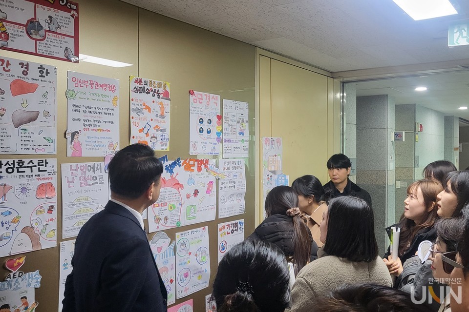 간호학과 복도 한쪽 벽을 가득 채운 포스터. 재학생들이 직접 그린 포스터로 정부 지원 프로그램이나 응급 처치법에 대한 내용이 담겨 있다. (사진=주지영 기자)