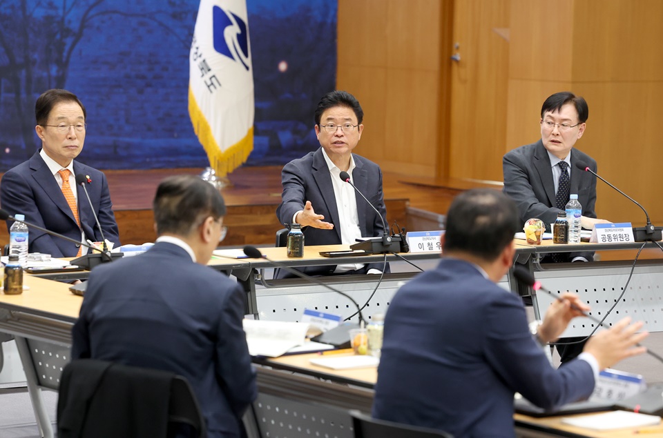 16일 열린 경북도 라이즈 위원회 회의에서 이철우 지사(가운데)가 발언하고 있다. (사진=경북도) 