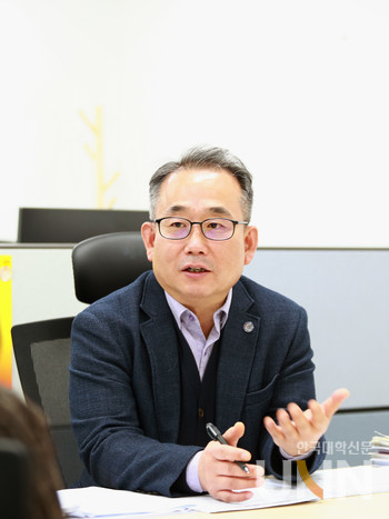 신기홍 단장은 국립안동대의 특성화 전략에서 중요한 것은 지역의 전통 자산을 최대한 활용해 관련 기관과의 긴밀한 협력을 통한 선순환 체계 구축이라고 강조했다. (사진=국립안동대)