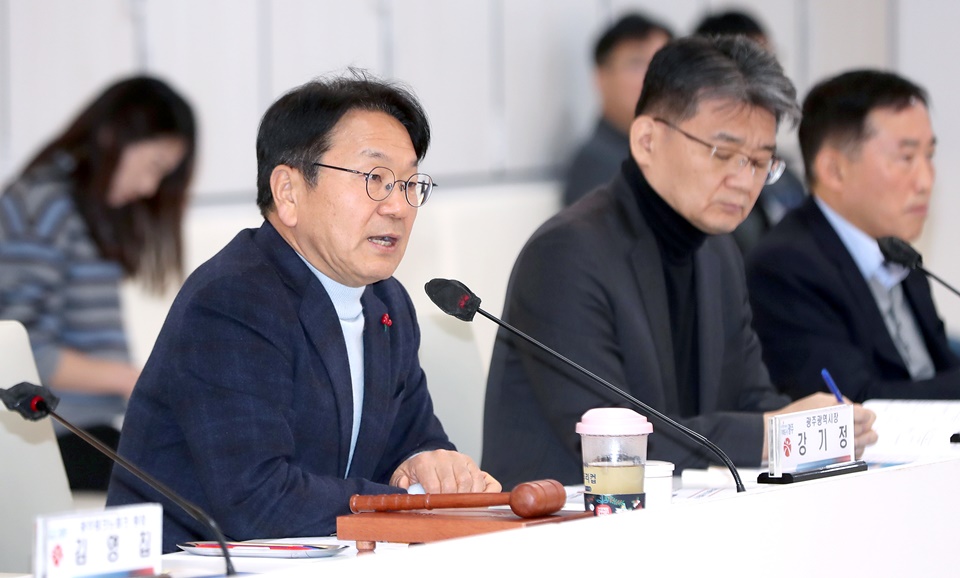 강기정 광주광역시장이 18일 오전 시청 3층 중회의실에서 열린 ‘광주광역시 라이즈(RISE) 위원회’에 참석해 회의를 주재하고 있다. (사진=광주광역시)