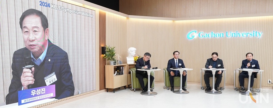 김진욱 푸름인재개발원 HRD 연구소장과 이상욱 한국대학평생교육원협의회 이사장의 기조강연 끝난 후, 유한림 동국대 미래융합교육원장과 우성진 대구과학대 평생교육대학장이 패널로 참가해 지정토론을 하고 있다. (사진=한명섭 기자)