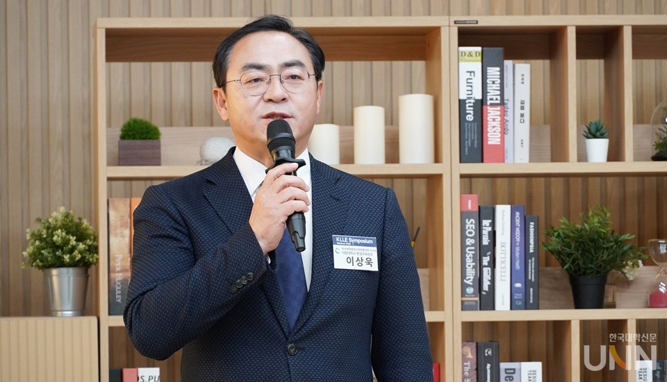 이상욱 한국대학평생교육원협의회 이사장(대림대 평생교육원장)이 네 번째 세션에서 ‘대학 부설 평생교육원장의 위상 강화 방안’을 발표하고 있다. (사진=한명섭 기자) 