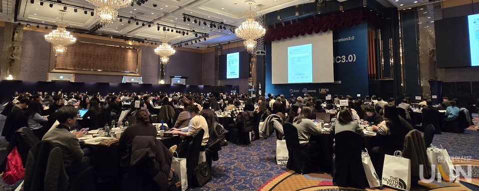 19일 대구 인터불고 호텔에서 진행된 ‘3단계 산학연협력 선도전문대학 육성사업(링크 3.0, LINC 3.0) 동계 포럼’에서 참석자들이 박성하 교육부 지역인재정책과장의 ‘라이즈 사업 관련 교육부 정책설명’을 듣고 있다. (사진=임연서 기자)
