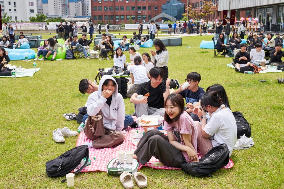 광운대 학생들이 80주년 기념관 앞 잔디광장에서 진행된 ‘광운 피크닉’에 참여해 즐거운 시간을 보내고 있다. (사진=광운대)