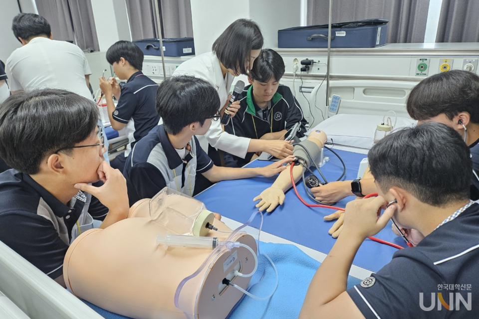 2024년 7월 군장대 간호학과가 지역대학 연계 고등학생 학과체험형 진로캠프 나비행진(나이팅게일로 비상하는 행복한 ABC 진로체험)을 진행하고 있다. (사진=군장대)