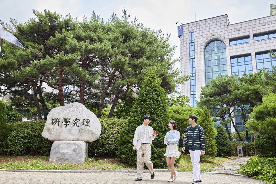 유한대 재학생들이 캠퍼스를 거닐고 있다. (사진=유한대)