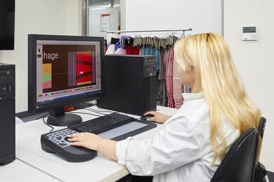 니트패션과 재학생 수업 모습. (사진 제공 = 한양여대)