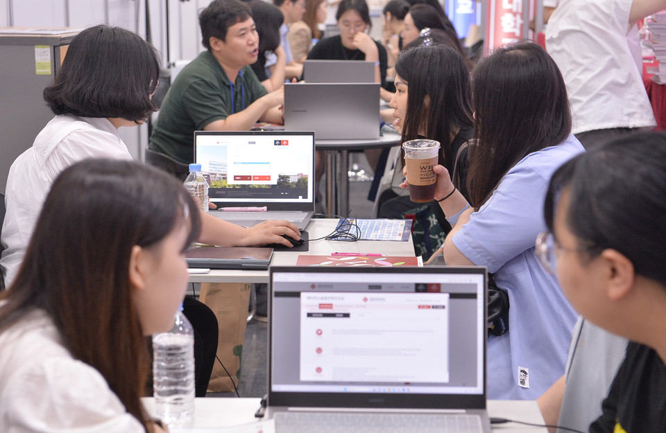 ‘2024학년도 수시 대학입학정보박람회’에서 학생과 학부모가 입시 상담을 받고 있는 모습. (사진=한국대학신문DB)​