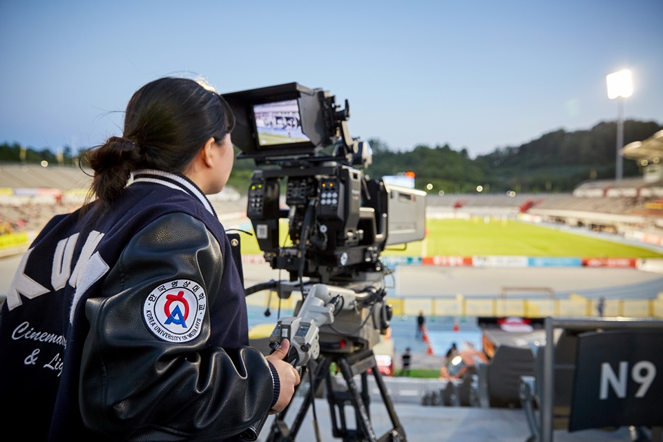 한국영상대 영상촬영조명과 졸업생이 제작 현장에서 촬영하고 있다. (사진=한국영상대)