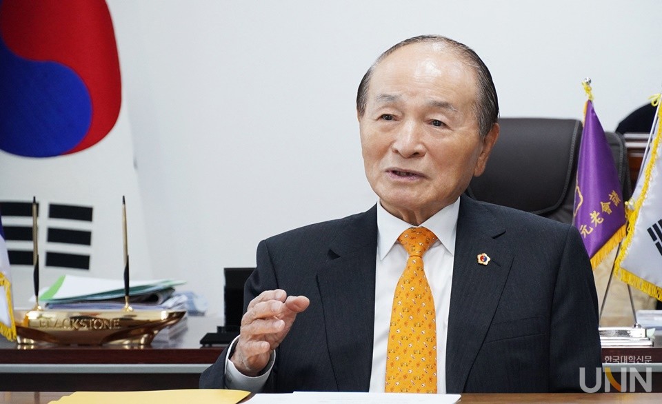 오명 국가원로회의 상임의장은 “AI혁명의 시대에 맞는 새로운 교육제도와 대학으로 근본부터 바꾸고 혁신해야한다”며 “AI혁명의 시대에는 현재 산업사회에서 도입한 입시와 학점, 학위 및 학사 제도 등 교육제도를 근본적으로 바꿔야한다”고 강조했다. (사진=한명섭 기자)