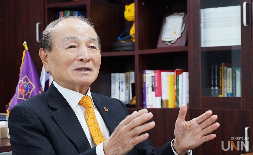 오명 상임의장은 “국가원로회의는 국가를 위해 헌신하고 발전에 기여한 국가 각 기관 및 사회 각계 출신의 원로와 전문가들의 모임으로 많은 활동을 하고 있다”며 “급변하는 국내외 정세와 제4차 혁명의 시대, AI의 시대에 방관자나 걸림돌이 되지 않고 오히려 위기와 갈등을 화합과 희망으로 바꾸는 선도자 역할을 하도록 노력할 것”이라고 밝혔다. (사진=한명섭 기자) 