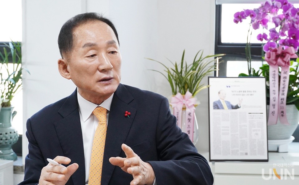 이기우 본지 고문이 국가원로회의의 역할에 대해 질문하고 있다. (사진=한명섭 기자) 