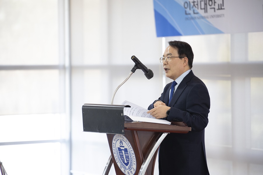 인천대는 2일 교내 교수회관에서 2025년도 시무식을 개최한 가운데, 박종태 총장이 보직교수 및 교직원들에게 신년사를 전하고 있다. (사진=인천대)
