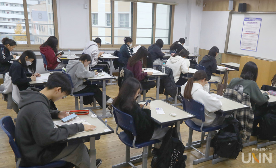 서울 여의도여고 고사장에서 수험생들이 2025학년도 수능 1교시 국어영역 시험을 치르고 있다. (사진=한국대학신문DB)