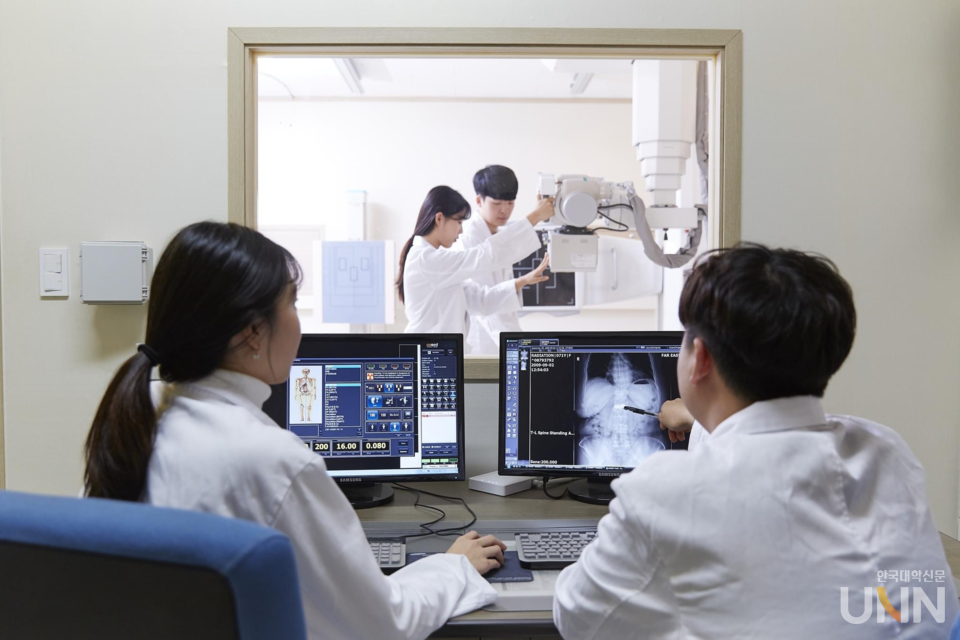 극동대 방사선학과 실습 장면.