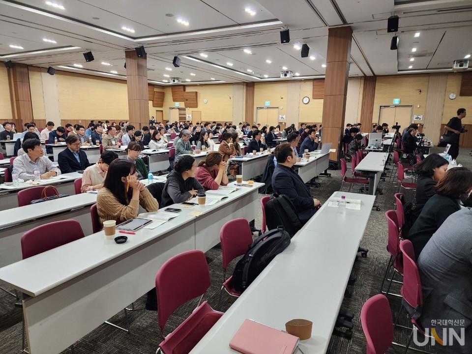 지난해 11월 15일 광주광역시 김대중컨벤션센터에서 열린 라이즈 지원전략 시안 공청회에 참석한 각 지역 관계자들이 관련 설명을 듣고 있다. (사진=한국대학신문 DB)