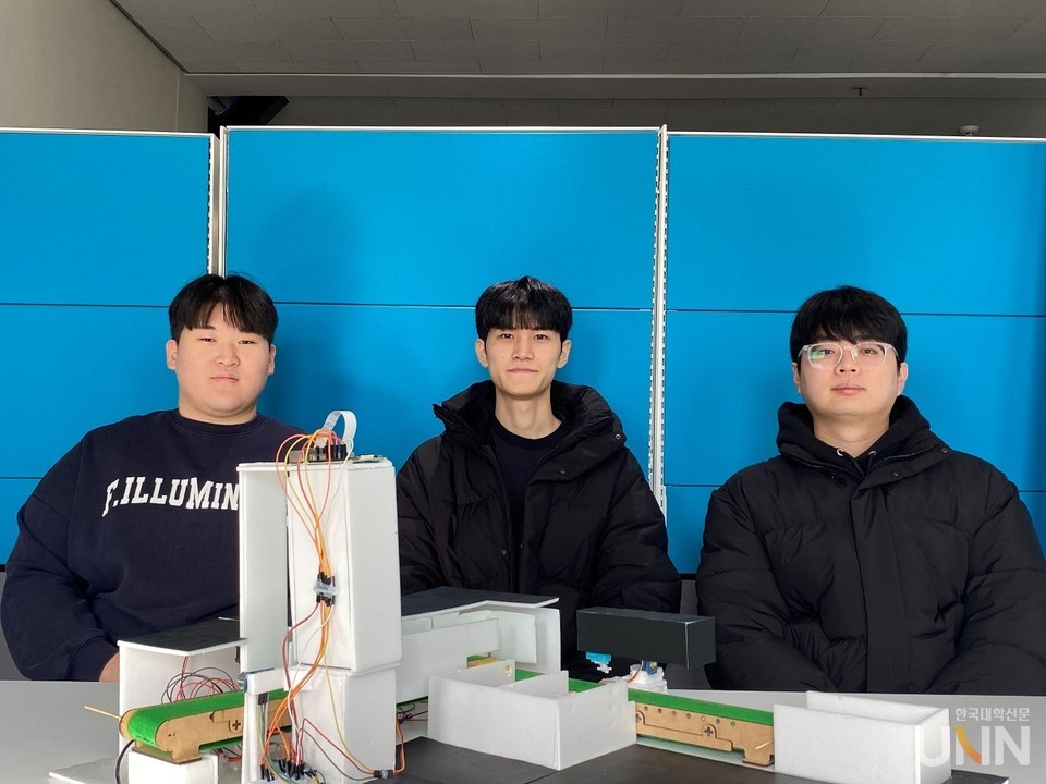 대상을 받은 리부트 유레카 팀.