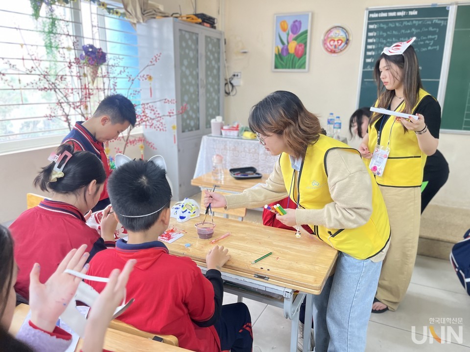 글로벌 서포터즈와 함께 한국 전통 놀이를 하는 모습