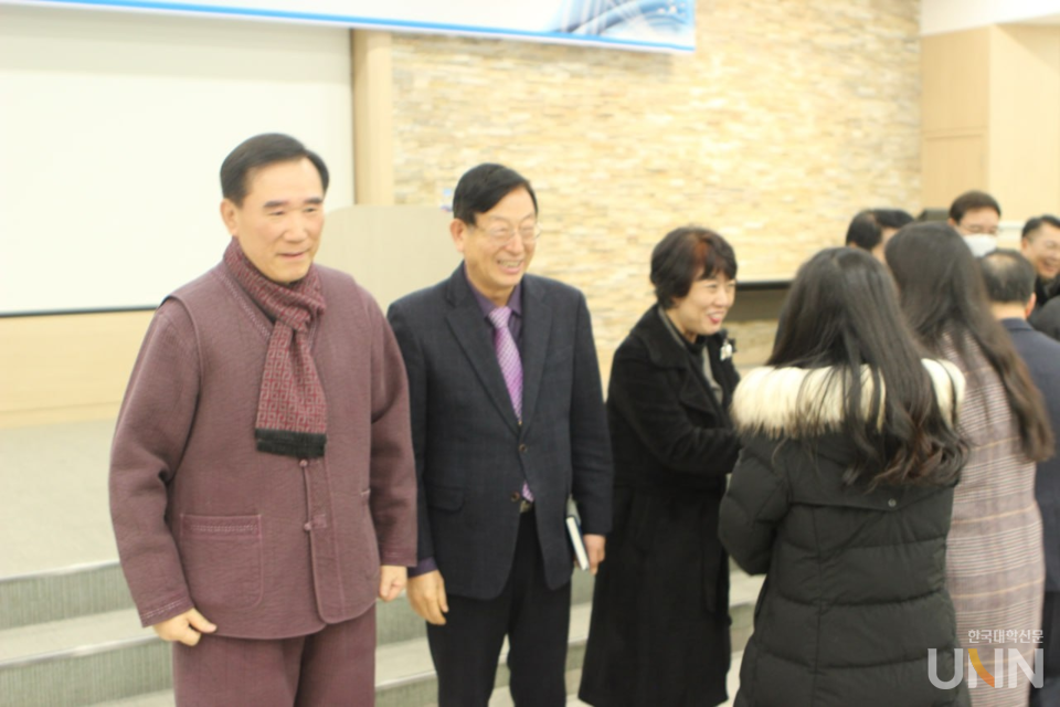 지의상 총장, 조봉래 총괄부총장, 이혜영 부총장(왼쪽부터) 이 교직원들과 인사를 나누고 있다.