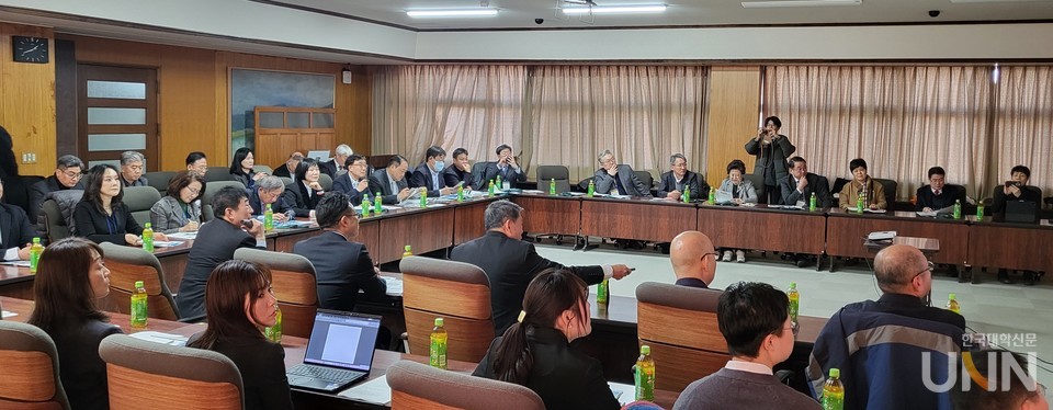 신슈대 마츠모토캠퍼스에서 총장단과 신슈대학 주요 관계자들이 일본 COC 사업과 그동안의 운영 성과에 대해 공유하는 시간이 마련됐다. (사진=주지영 기자)