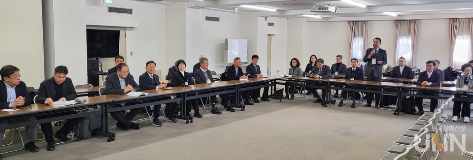 김영도 한국전문대학교육협의회장이 이날 인사말에서 신슈대 방문 배경에 대해 설명하고 있다. (사진=주지영 기자)