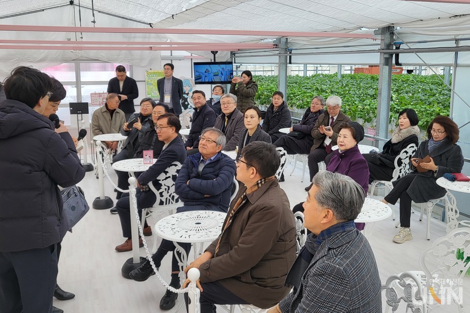 지난 15일 가나자와공대와 지역 기업인 호쿠료전기에서 운영하는 하쿠산 딸기농장에 방문했다. 총장단이 딸기농장 운영 방식에 대한 설명을 듣고 있다. 이날 총장단이 방문한 농장은 홍보관으로 뒷편에 스마트팜 시설이 있다.(사진=주지영 기자)