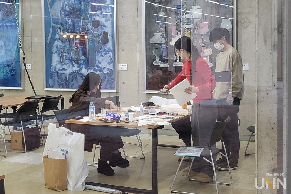 지난 15일 가나자와공대 오우기카오카 캠퍼스의 공유공간에서 재학생들이 건축 조형물을 만들고 있다. 건물 1층에 마련된 공유공간에서는 조별과제, 개별과제 중인 학생들이 있었다. (사진=주지영 기자)