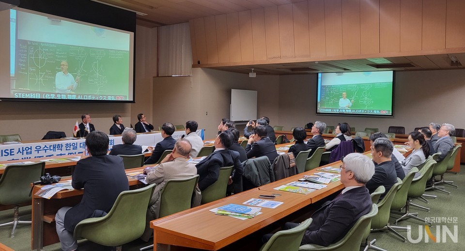 지난 15일 가나자와공대 오우기카오카 캠퍼스에서 진행된 총장 간담회에서 총장단이 가나자와공대의 COC 사업 성과를 듣고 있다. (사진=주지영 기자)