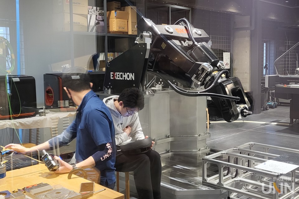 지난 15일 가나자와공대 오우기카오카 캠퍼스에 있는 Challenge Lab 안에서 재학생들이 연구에 몰두하고 있는 모습. (사진=주지영 기자)