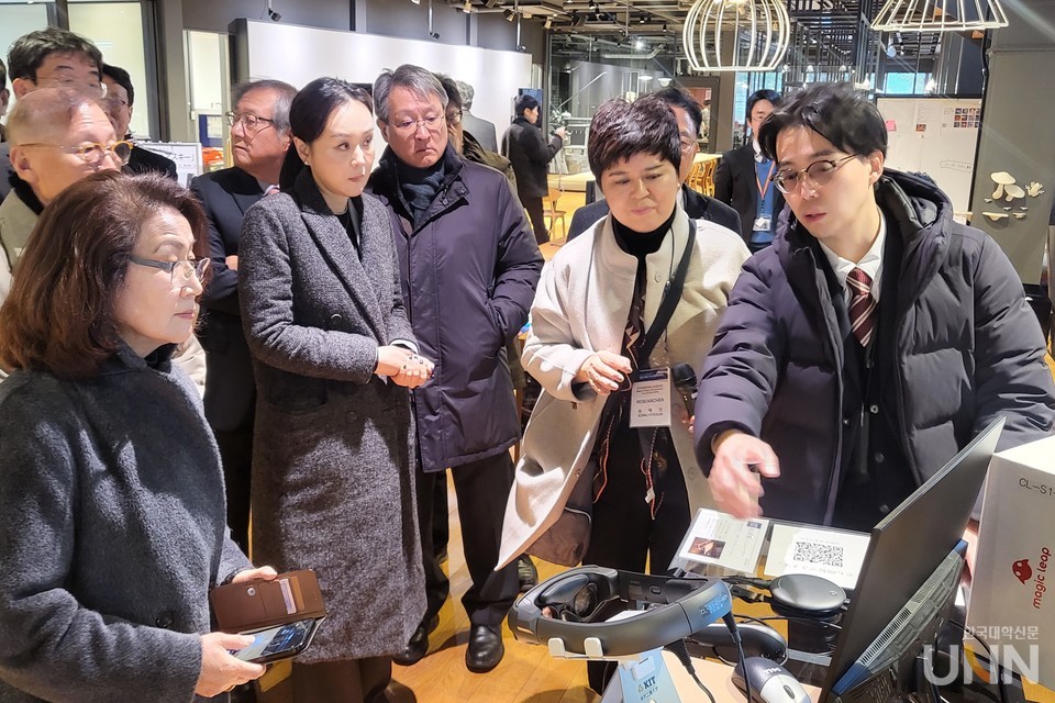 지난 15일 총장단이 가나자와공대 오우기카오카 캠퍼스 Challenge Lab에서 마츠이 야스히로 산학연계추진과장의 설명을 듣고 있다. (사진=주지영 기자)