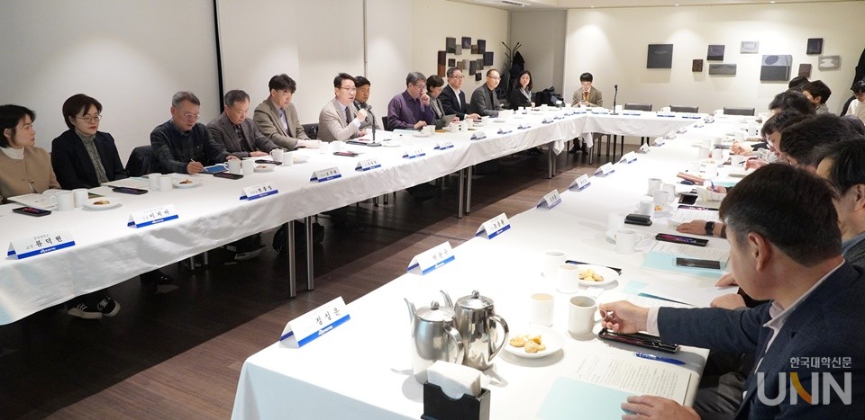 지난달 27일 오후 서울 달개비서 열린 '제4차 라이즈위원회 전원회의'에서 김헌영 라이즈위원회 위원장이 인사말을 전하고 있다. (사진=한국대학신문DB)