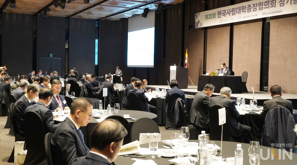 한국사립대학총장협의회는 26일 더플라자호텔에서 '제32회 사총협 정기총회'를 개최했다. 정기총회에 참석한 총장들이 회의 안건에 대해 확인하고 있다. (사진=한명섭 기자)