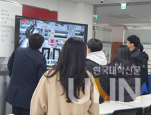 경남정보대 실습실에서 3차원시뮬레이션 진행과정영상을 보고있는 대림대학교 학생들(사진제공=대림대)