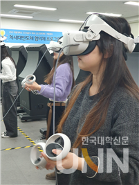 대림대 VR실습실에서 차세대반도체협의체프로그램(연합캠프)에 참여한 학생들이 가상공간에서 실습을 진행하고 있다. (사진제공=대림대)