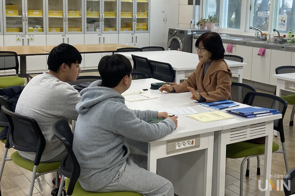 교육지원청 학습종합클리닉센터에서 학생들이 겨울방학 프로그램에 참여하고 있는 모습. (사진=제주도교육청 제공)