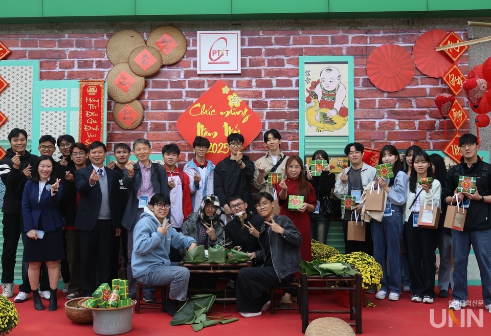 KOICA와 함께 베트남 하노이에서 국제개발협력 이해증진사업 해외 현장 활동에 참여한 한국공학대 학생들과 관계자들 단체 사진.