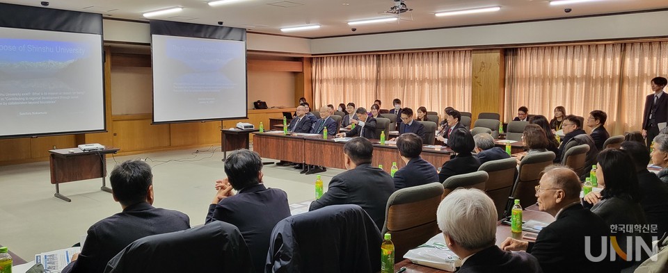 지난달  ‘일본 라이즈 사업 우수사례 벤치마킹 총장 연수’ 프로그램 일환으로 국내 전문대학 22개교 총장단이 신슈대학에 방문했다. (사진=주지영 기자) 