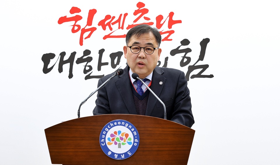 강성기 충남도 기획조정실장이 4일 열린 기자회견에서 충남 라이즈의 교육부 최우수 평가 결과에 대해 설명하고 있다. (사진=충남도)