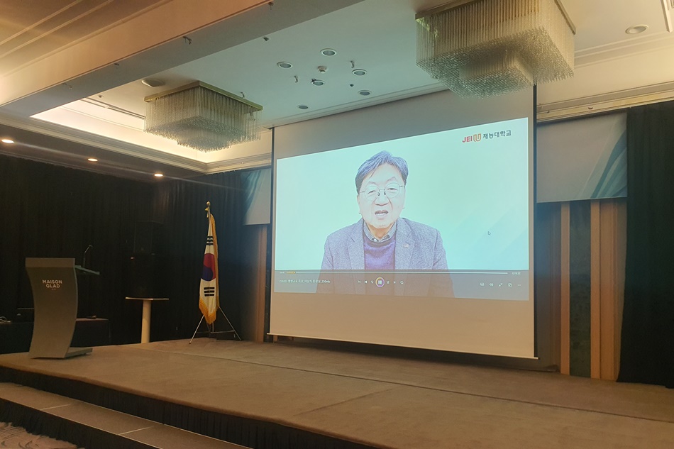 이남식 인천재능대 총장이 ‘대학에서 바라보는 평생교육원의 역할’을 발표하고 있다. (사진=한국대학평생교육원협의회)