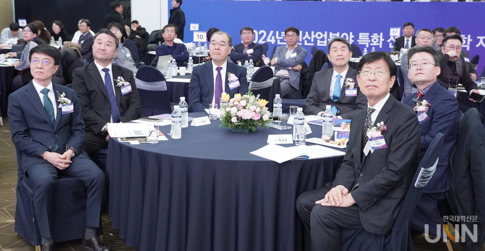 이주호 부총리 겸 교육부 장관, 홍원화 한국연구재단 이사장, 김영도 한국전문대학교육협의회장, 박승호 계명문화대 총장 등 교육계 주요 인사가 대림대 반도체장비전공, 반도체디자인전공 재학생 발표에 귀 기울이고 있다. (사진=한명섭 기자)