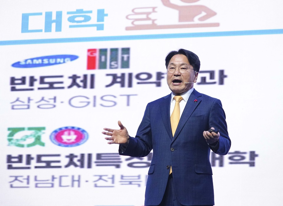 강기정 광주광역시장이 지난 6일 김대중컨벤션센터에서 열린 ‘지자체-대학 협력기반 지역혁신사업 성과공유회’에서 발언하고 있다. (사진=광주시)