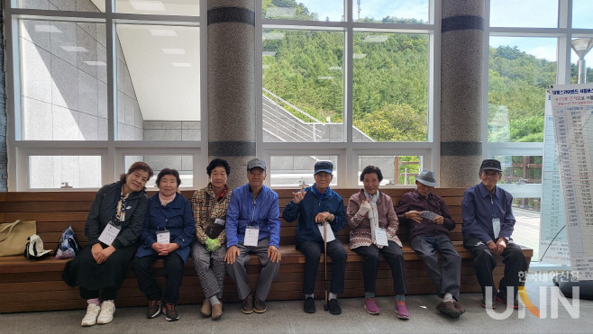 학력 인정 문해교육 프로그램을 이수해 초등·중학교 학력을 인정받은 어르신들이 기념촬영을 하고 있다. (사진=경남교육청)