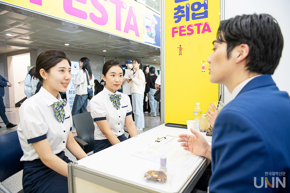 정부가 지역경제 활성화 및 양질의 청년 일자리 창출을 목표로 본격적인 정책 추진에 나선다. 사진은 진로취업FESTA에서 상담 중인 학생들. (
