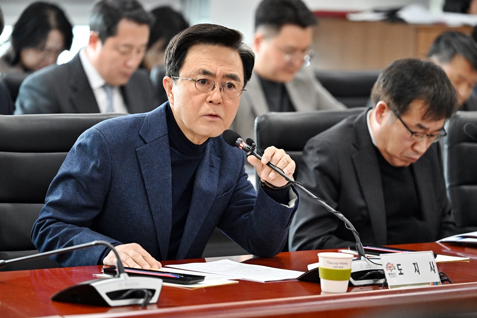 김태흠 충남도지사가 지난 10일 실‧국‧원장회의에 참석해 발언하고 있다. (사진=충남도)