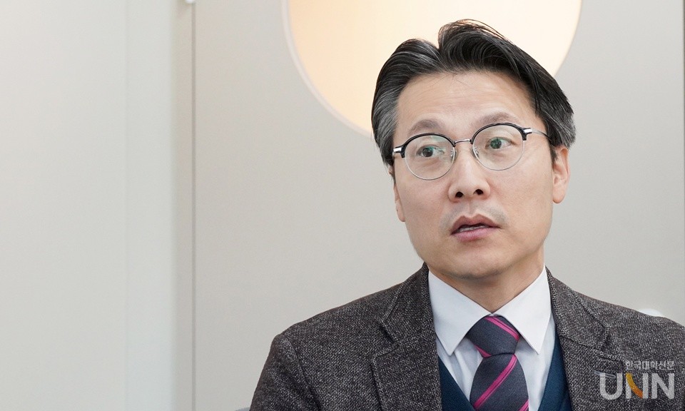 김봉문 중앙라이즈센터장이 지난 6일 진행한 본지와의 인터뷰에서 중앙라이즈센터의 라이즈 주체간 가교역할에 대해 강조하고 있다. (사진=한명섭 기자)